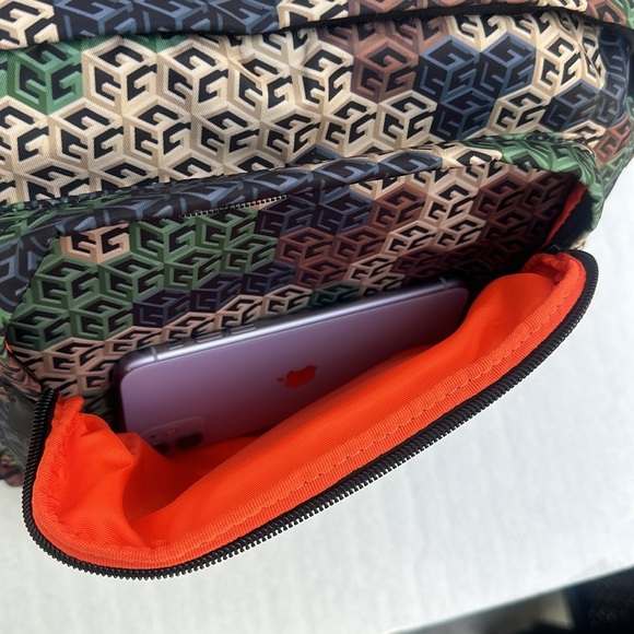 New GUESS Geometric Patterned Crossbody Bag/Belt Bag - Picture 3 of 15